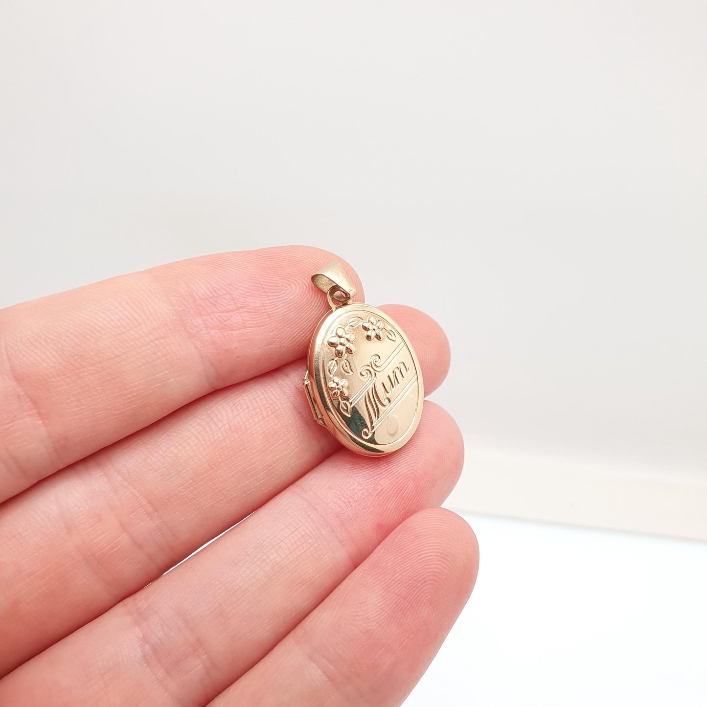 Vintage 9ct 9k Gold MUM Locket Necklace Pendant Embossed Mother Mom Mothers Day Gift Solid 9kt Jewelry Jewellery