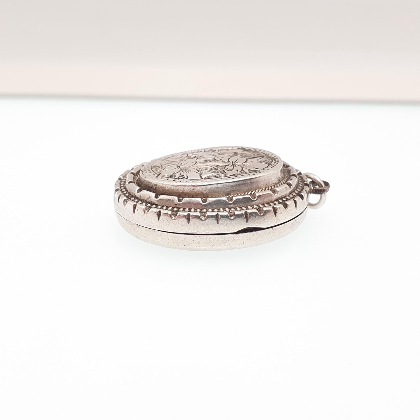 Antique Solid Silver Locket Oval Aesthetic Leaf Engraved Necklace Vintage Stepped Pendant Geometric Womens Jewelry Jewellery