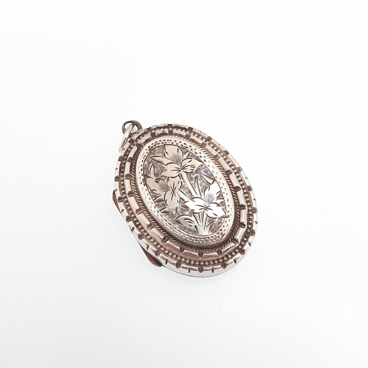 Antique Solid Silver Locket Oval Aesthetic Leaf Engraved Necklace Vintage Stepped Pendant Geometric Womens Jewelry Jewellery