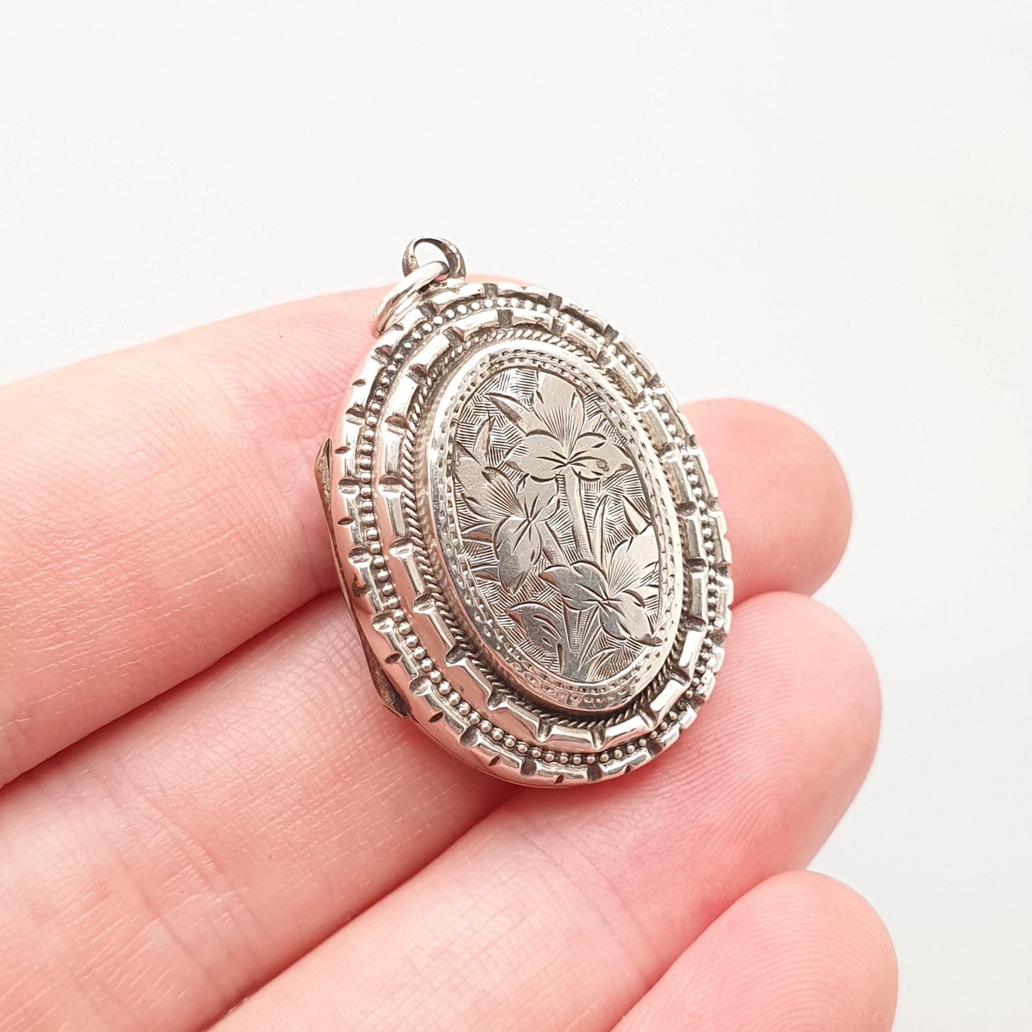 Antique Solid Silver Locket Oval Aesthetic Leaf Engraved Necklace Vintage Stepped Pendant Geometric Womens Jewelry Jewellery