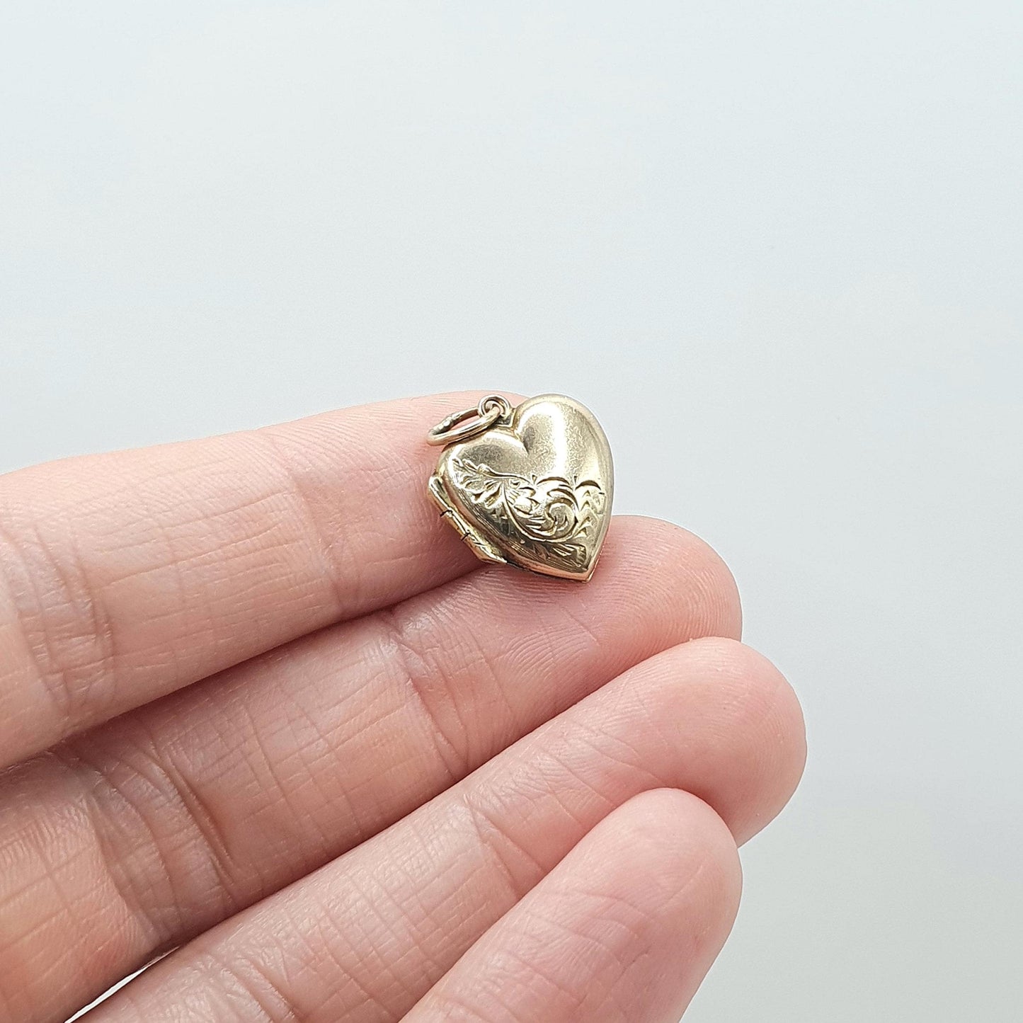 Antique 9ct Gold Heart Locket 9k Back and Front  Small Tiny Hand Engraved Necklace Vintage Sweet Gift Photo Jewelry Womens Jewellery