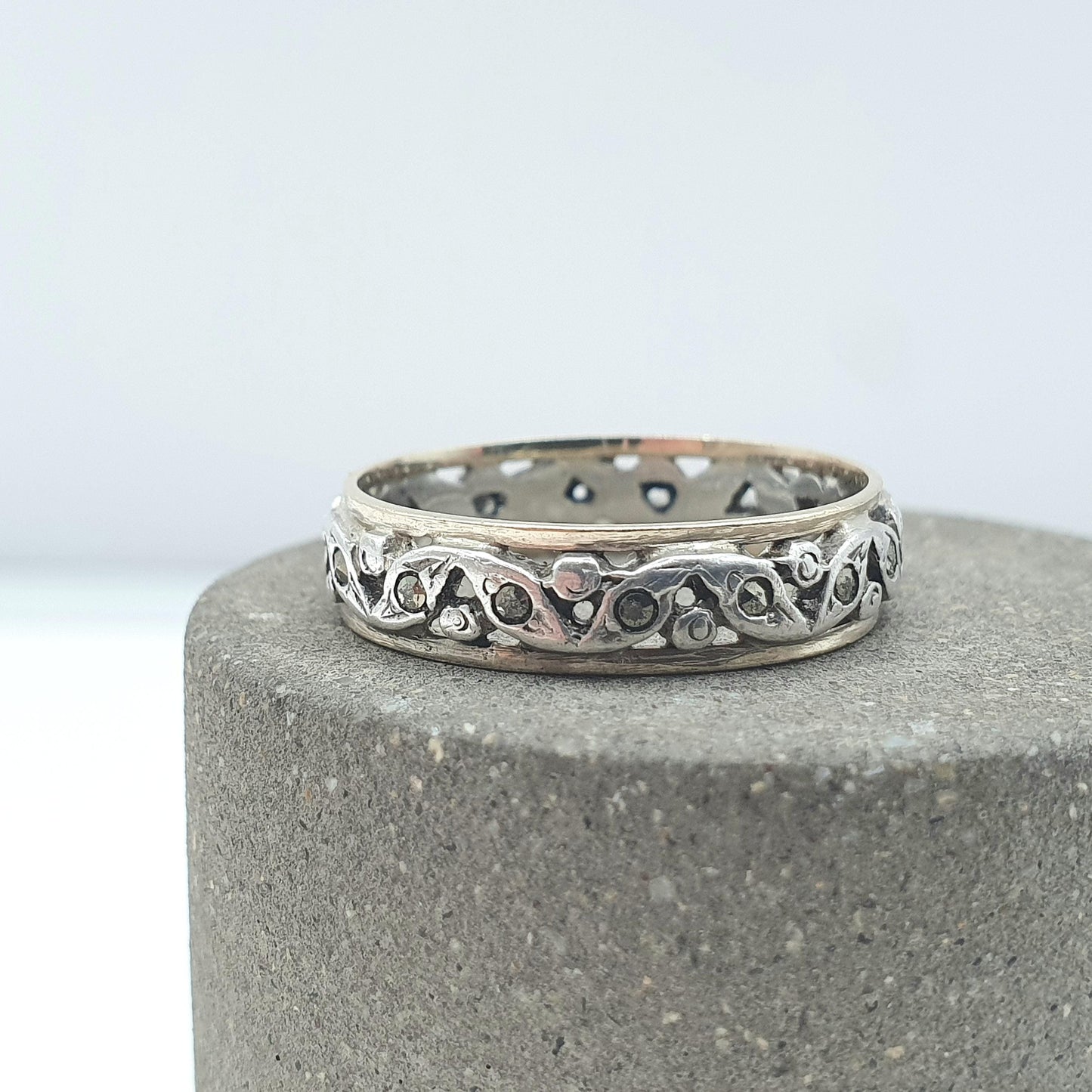 Antique 9ct Gold & Silver Eternity Ring Marcasite Leaf Style Pierced Pattern Art Deco Gift Love Womens Mens Jewellery Jewelry UK N.5 US 7
