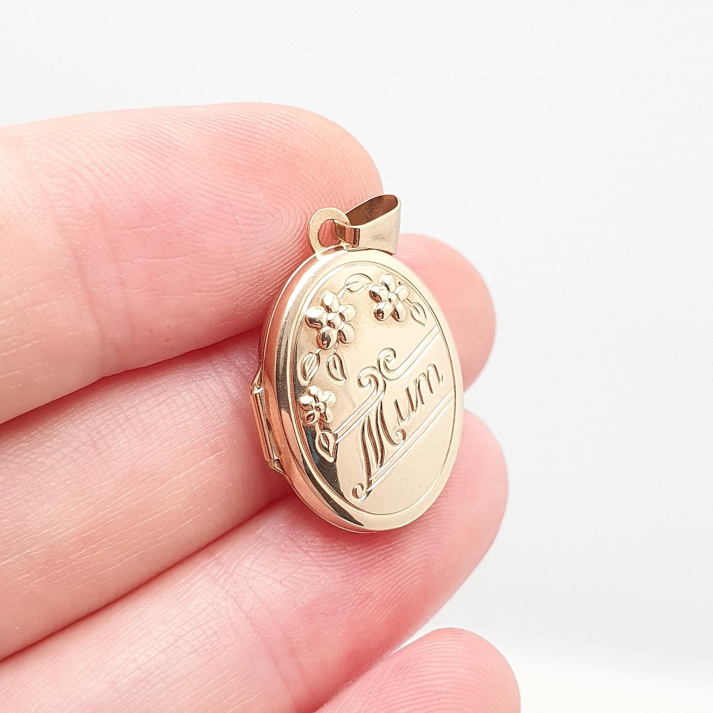 Vintage 9ct 9k Gold MUM Locket Necklace Pendant Embossed Mother Mom Mothers Day Gift Solid 9kt Jewelry Jewellery