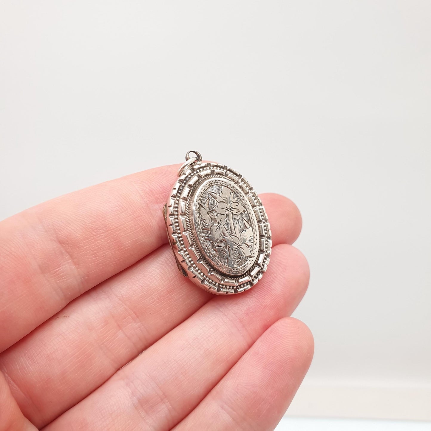 Antique Solid Silver Locket Oval Aesthetic Leaf Engraved Necklace Vintage Stepped Pendant Geometric Womens Jewelry Jewellery