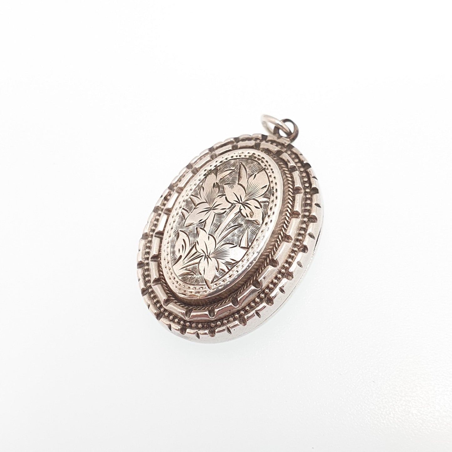 Antique Solid Silver Locket Oval Aesthetic Leaf Engraved Necklace Vintage Stepped Pendant Geometric Womens Jewelry Jewellery