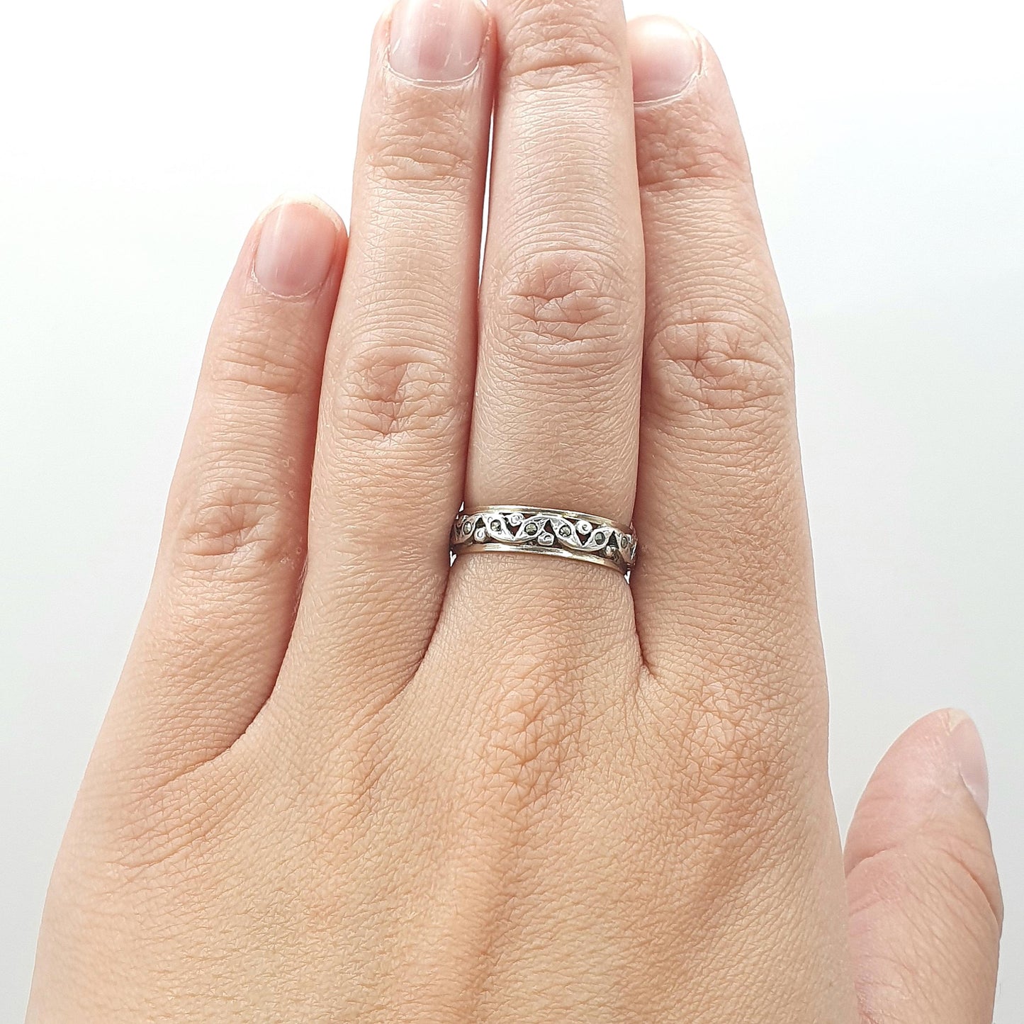 Antique 9ct Gold & Silver Eternity Ring Marcasite Leaf Style Pierced Pattern Art Deco Gift Love Womens Mens Jewellery Jewelry UK N.5 US 7