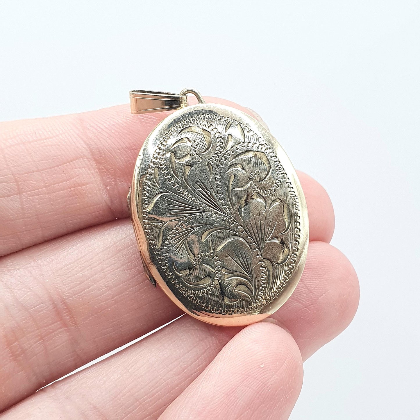 Vintage Rolled Gold Locket Oval Hand Engraved Large Gold Filled Womens Pendant Necklace Photo Ladies Jewellery Jewelry