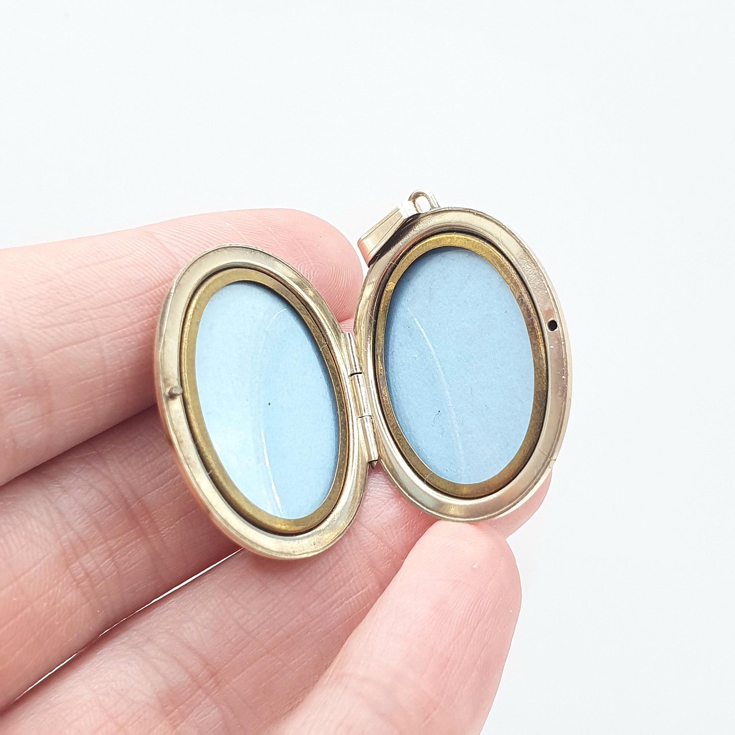 Vintage Rolled Gold Locket Oval Hand Engraved Large Gold Filled Womens Pendant Necklace Photo Ladies Jewellery Jewelry