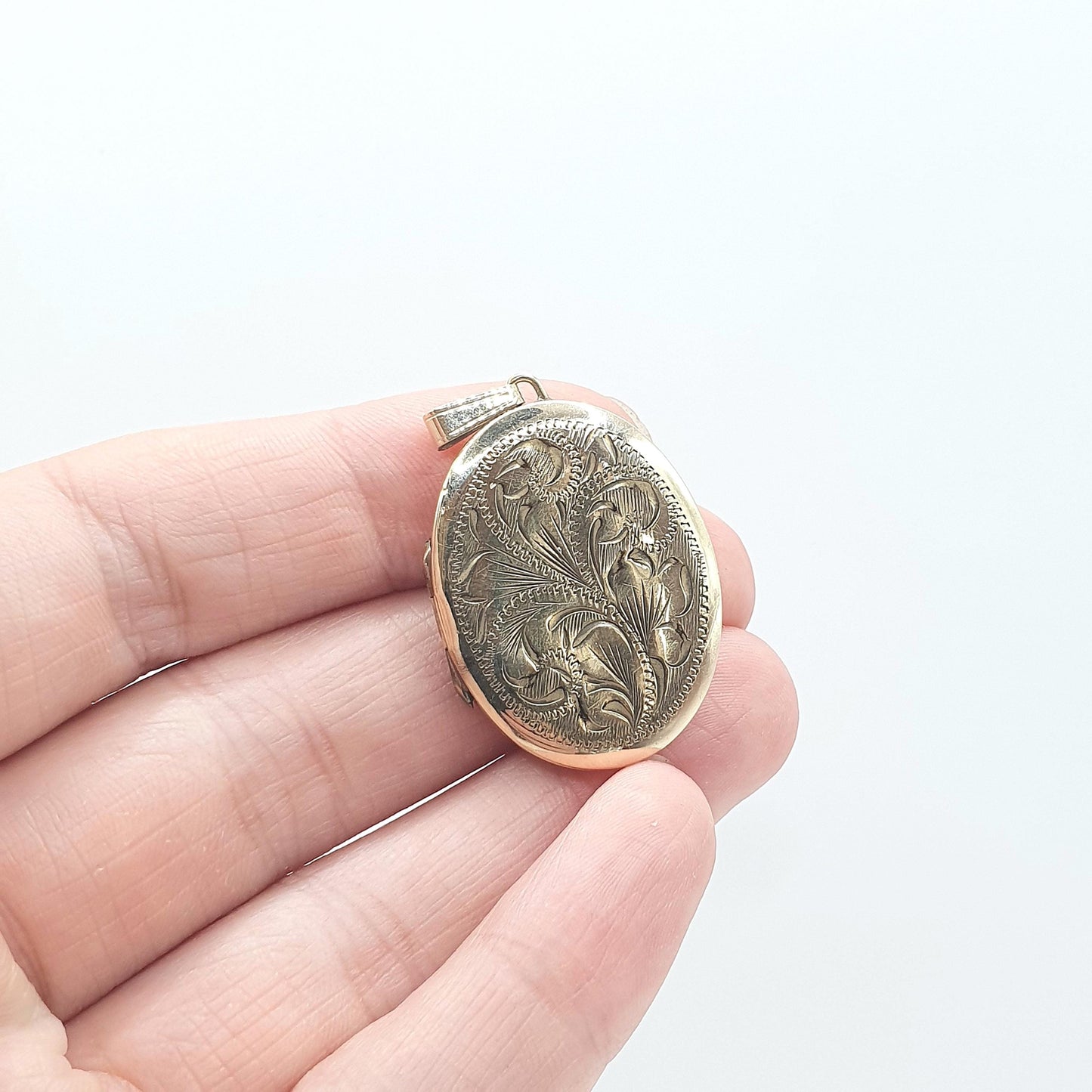 Vintage Rolled Gold Locket Oval Hand Engraved Large Gold Filled Womens Pendant Necklace Photo Ladies Jewellery Jewelry