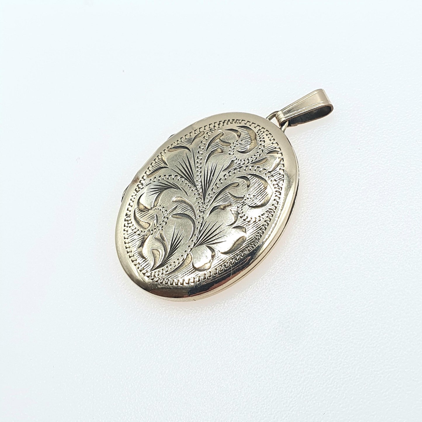 Vintage Rolled Gold Locket Oval Hand Engraved Large Gold Filled Womens Pendant Necklace Photo Ladies Jewellery Jewelry