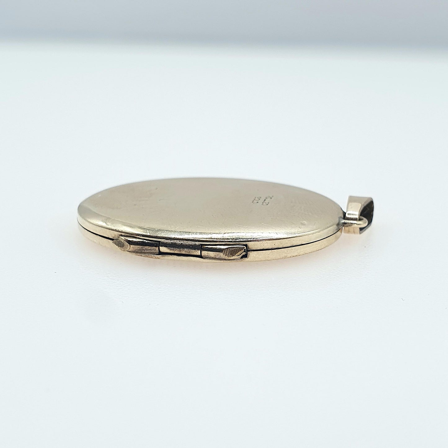 Vintage Rolled Gold Locket Oval Hand Engraved Large Gold Filled Womens Pendant Necklace Photo Ladies Jewellery Jewelry