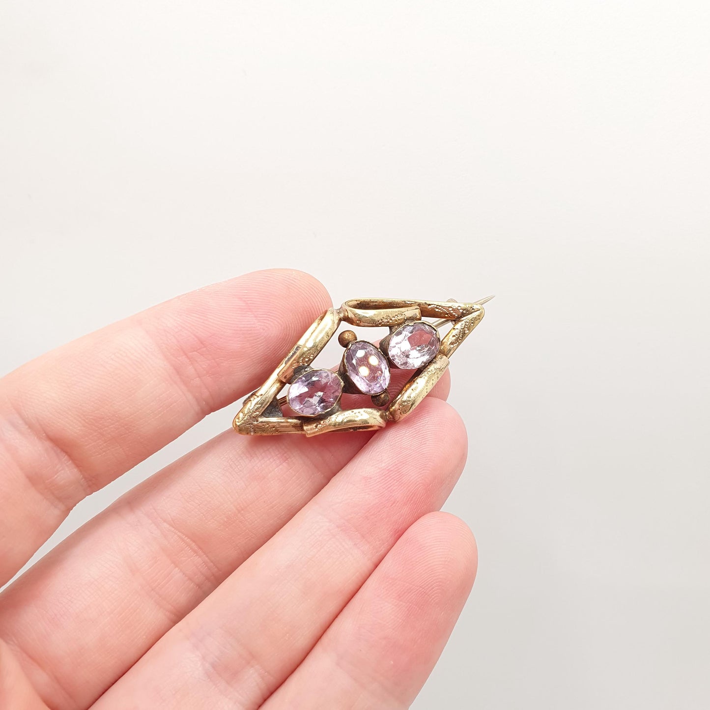 Antique Victorian Rolled Gold Natural Amethyst Brooch Trilogy Kite Shape Gold Filled Purple Gemstone Womens Vintage Jewelry Jewellery