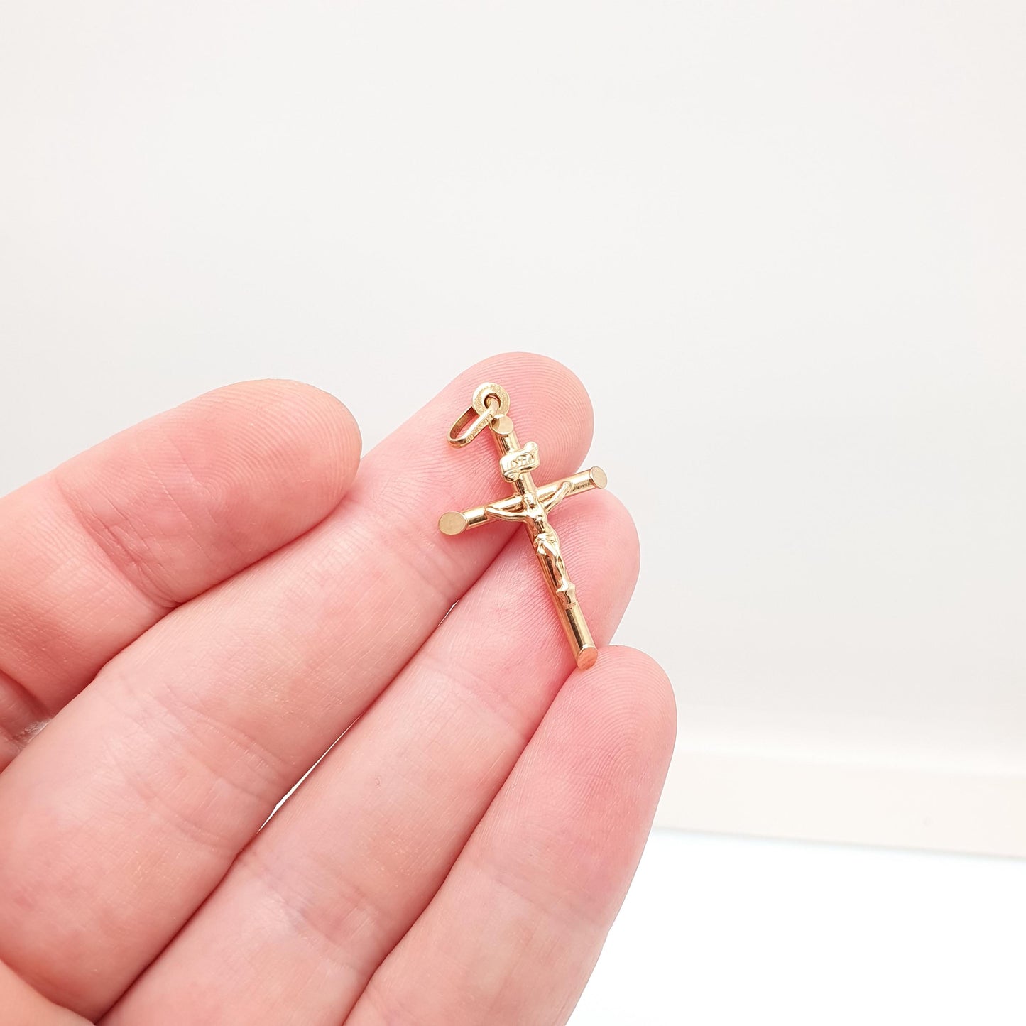Vintage 9k 9ct Gold Jesus On The Cross Crucifix Necklace Pendant Italy INRI Solid 375 Christian Religious Mens Womens Jewelry Jewellery