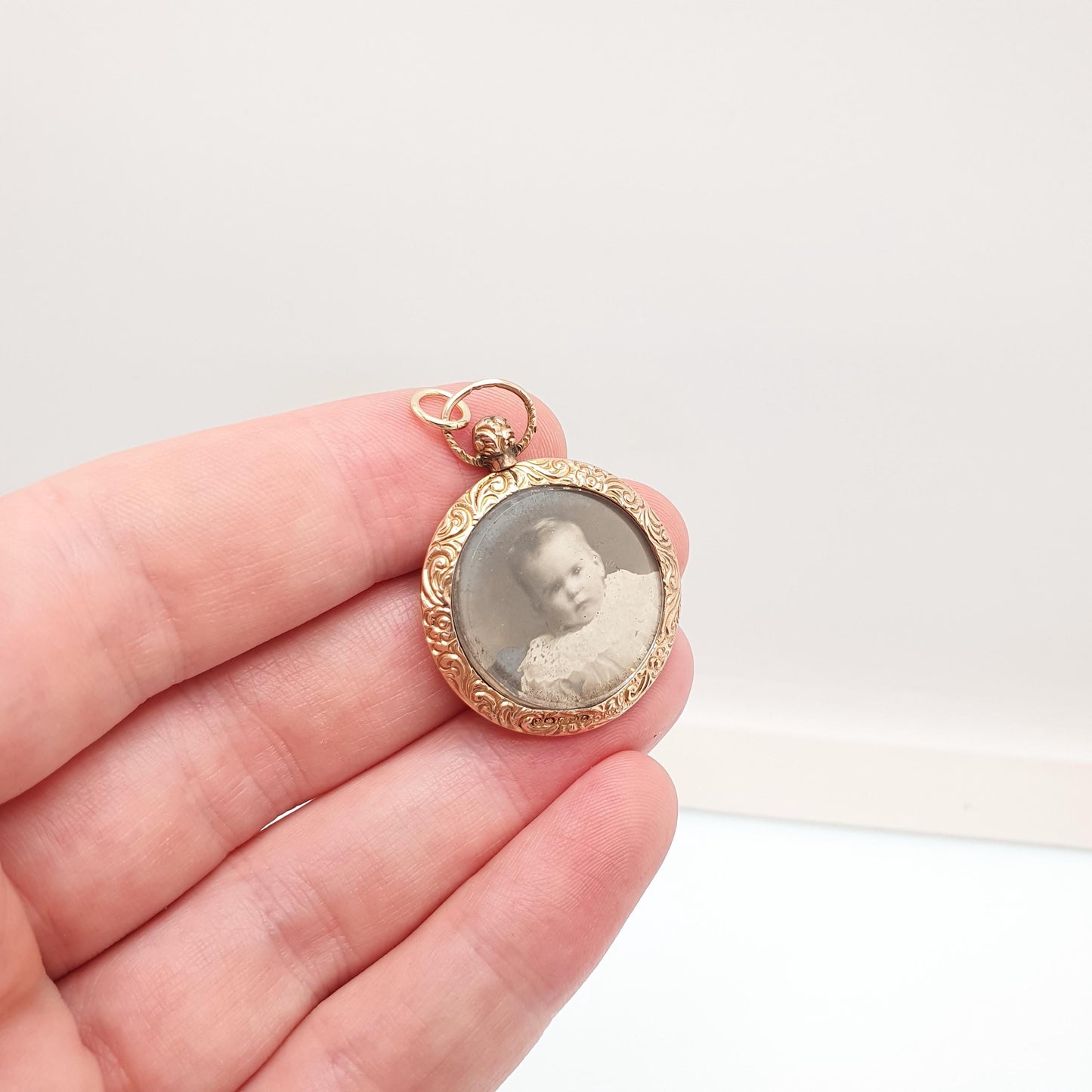 Antique 9ct 375 Gold Locket Pendant Round Necklace Double Sided Embossed Border 1905 Hallmark Photo Solid 9k Vintage Round Jewelry Jewellery