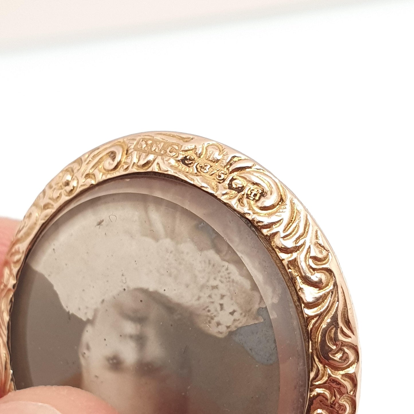 Antique 9ct 375 Gold Locket Pendant Round Necklace Double Sided Embossed Border 1905 Hallmark Photo Solid 9k Vintage Round Jewelry Jewellery