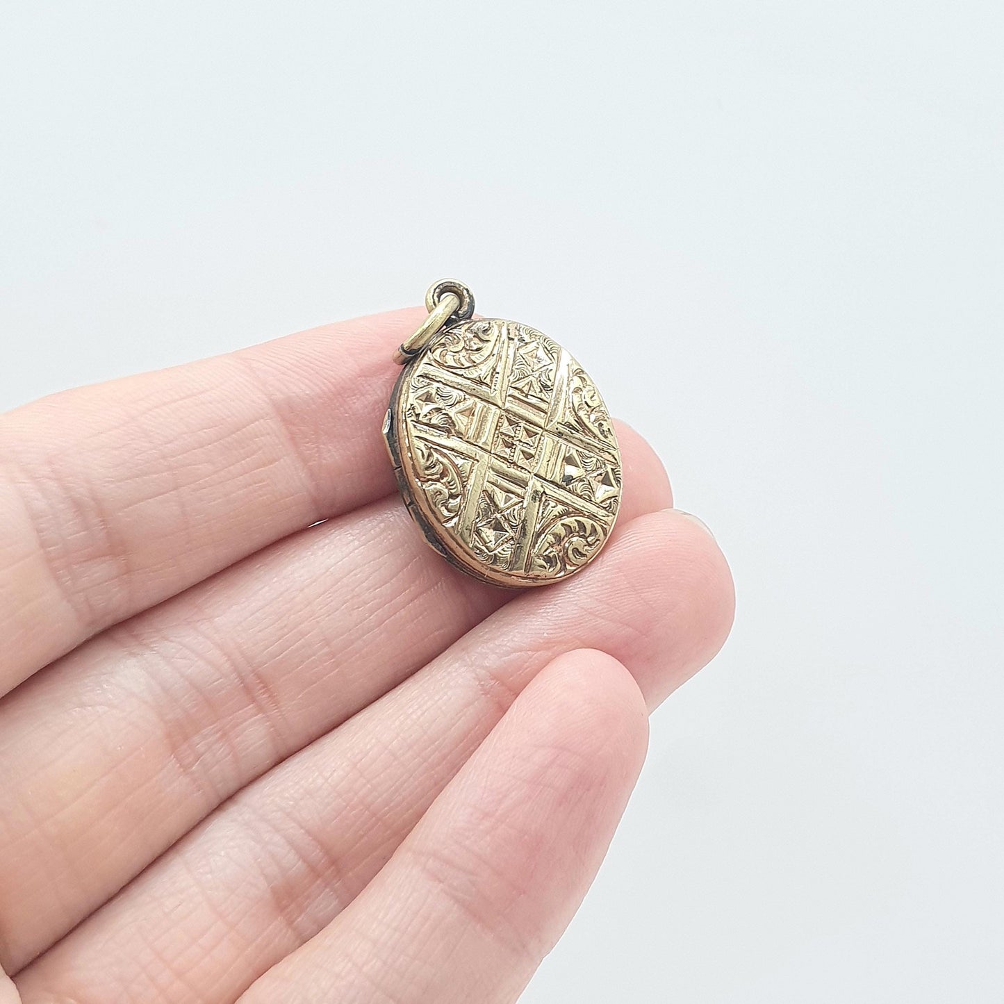 Antique Victorian Gold Gilt Oval Locket Geometric Leaf Pattern Picture Photo Vintage Mens Womens Jewellery Jewelry