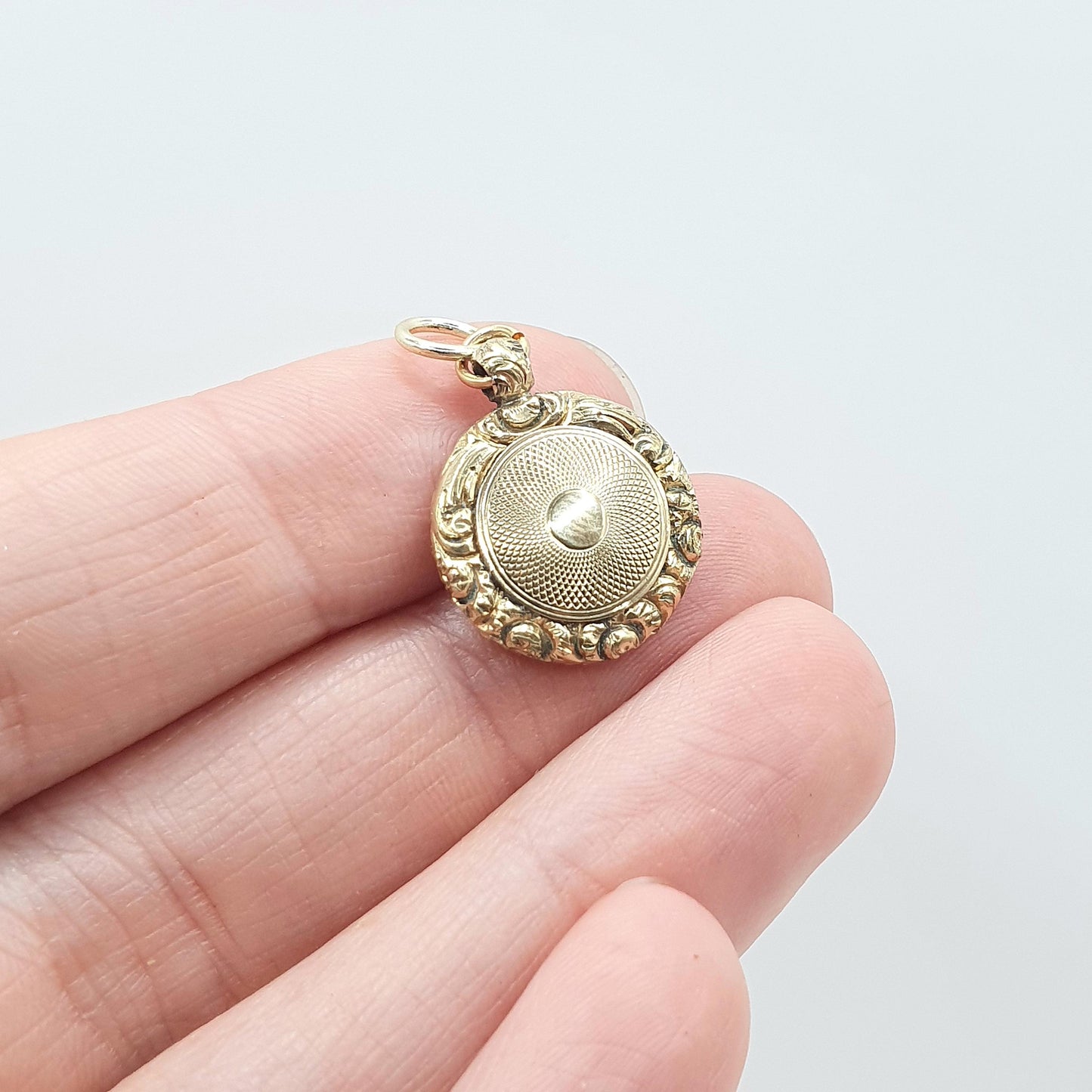 Antique Victorian 9ct Gold Rear Locket Pendant One Sided Chased Border Engine Turned Rear Necklace Photo Pocket Womens Jewelry Jewellery