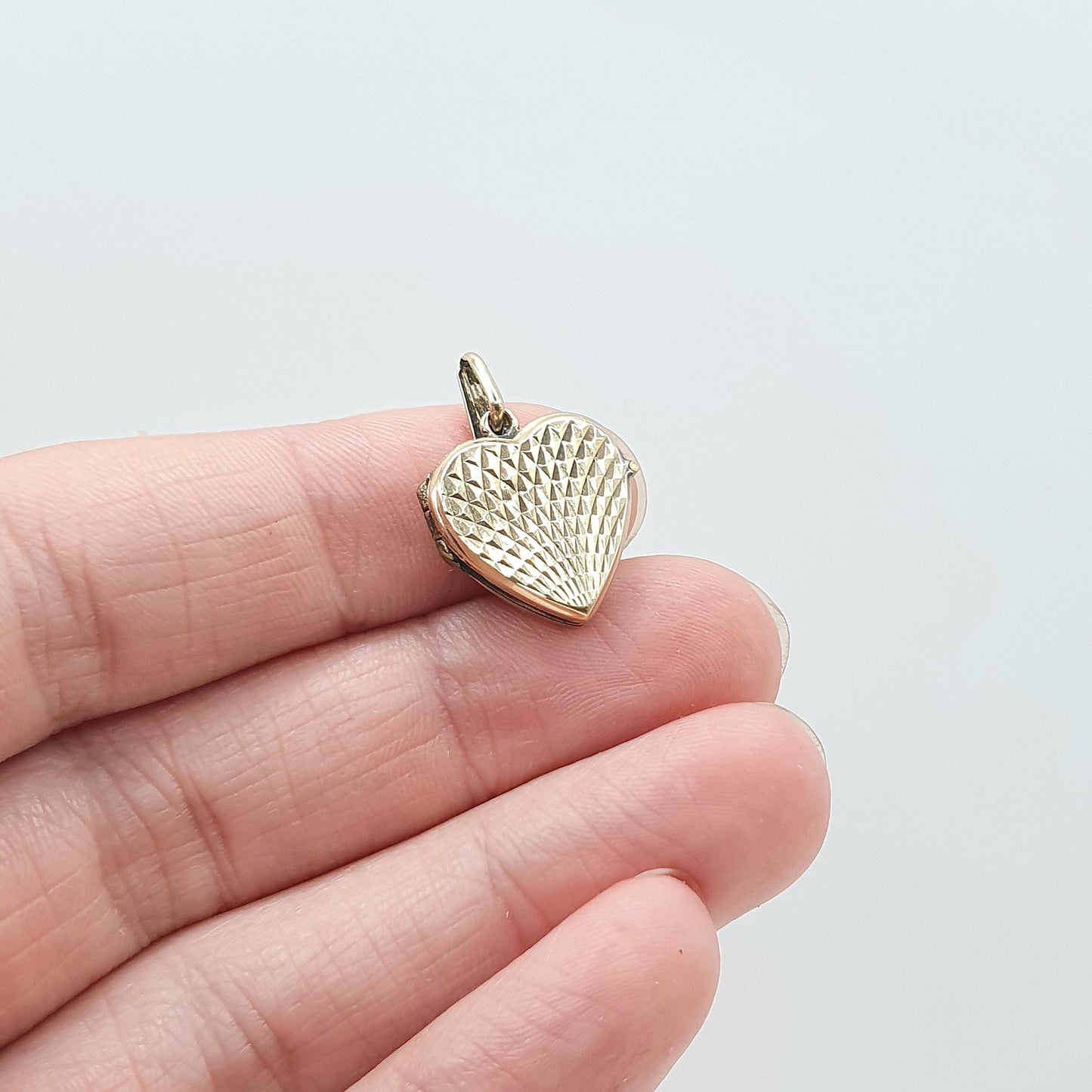 Old Vintage 9ct Gold Heart Locket Gyroscope 9k Back and Front Tiny Small Pattern Gift Necklace Jewelry Womens Mens Love Jewellery