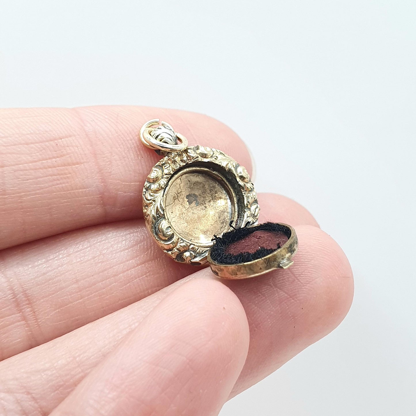 Antique Victorian 9ct Gold Rear Locket Pendant One Sided Chased Border Engine Turned Rear Necklace Photo Pocket Womens Jewelry Jewellery