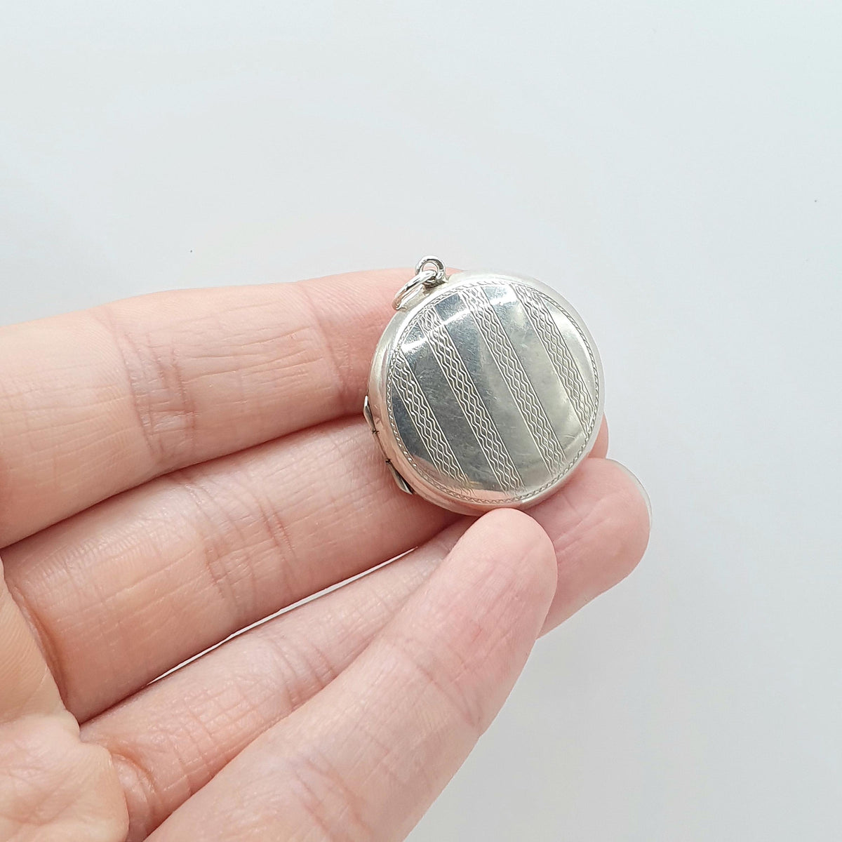 Antique Art Deco Solid Silver Locket Round Circle Vertical Zig Zag Pattern Necklace Pendant Vintage Jewellery Womens Jewelry