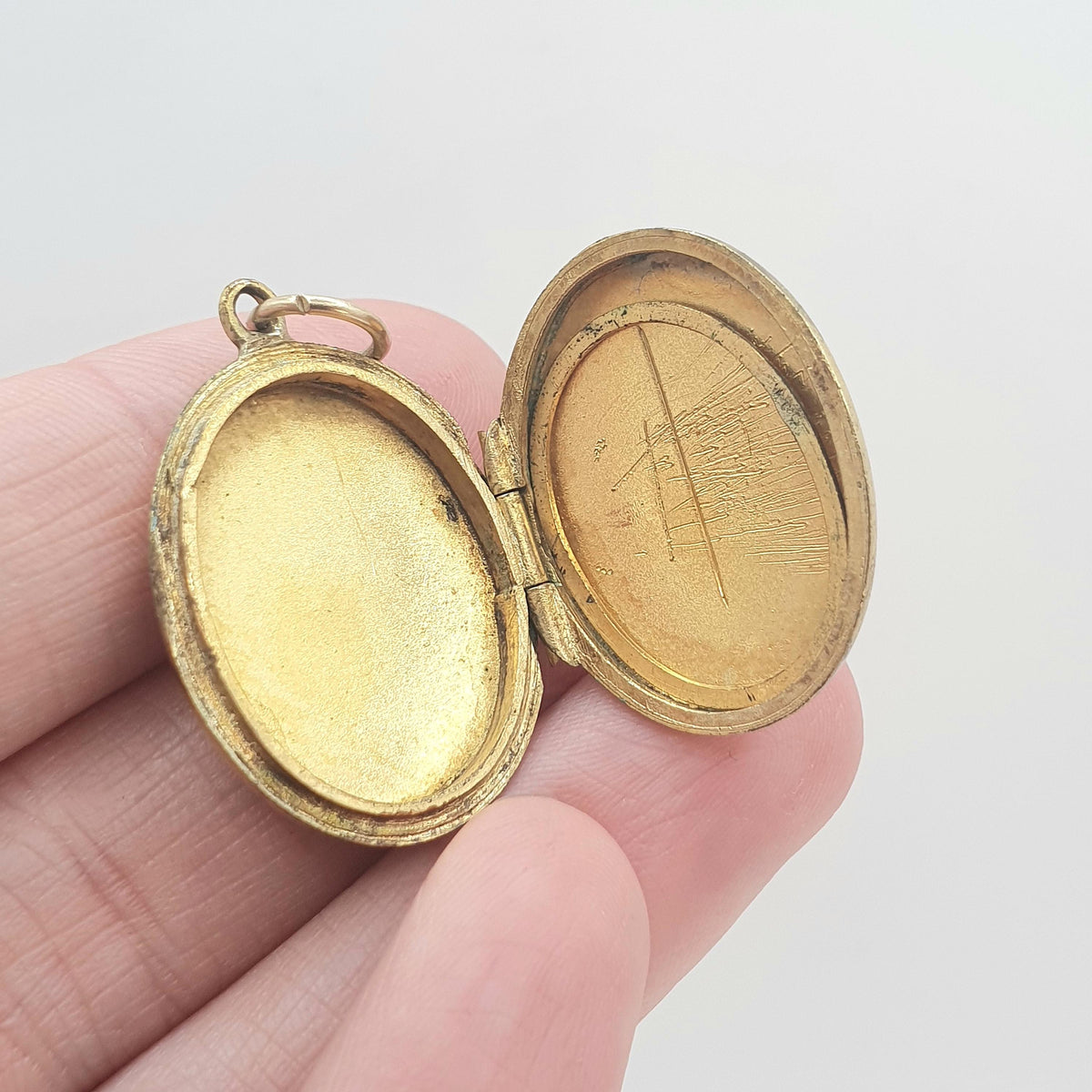 Antique Victorian Rolled Gold Locket Oval Yellow Gold Filled Hand Engraved Leaf Pattern Vintage Womens Ladies Jewellery Jewelry