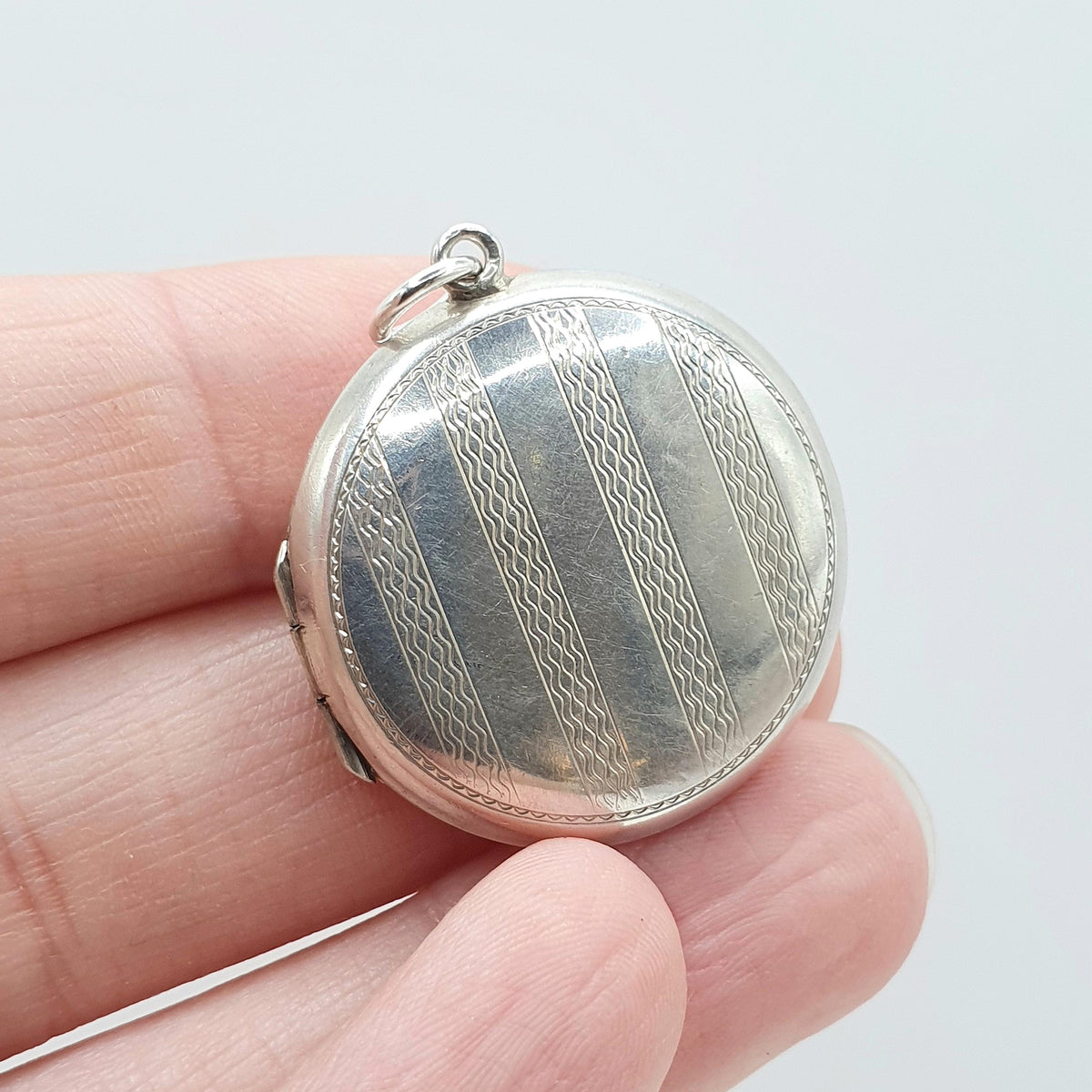 Antique Art Deco Solid Silver Locket Round Circle Vertical Zig Zag Pattern Necklace Pendant Vintage Jewellery Womens Jewelry