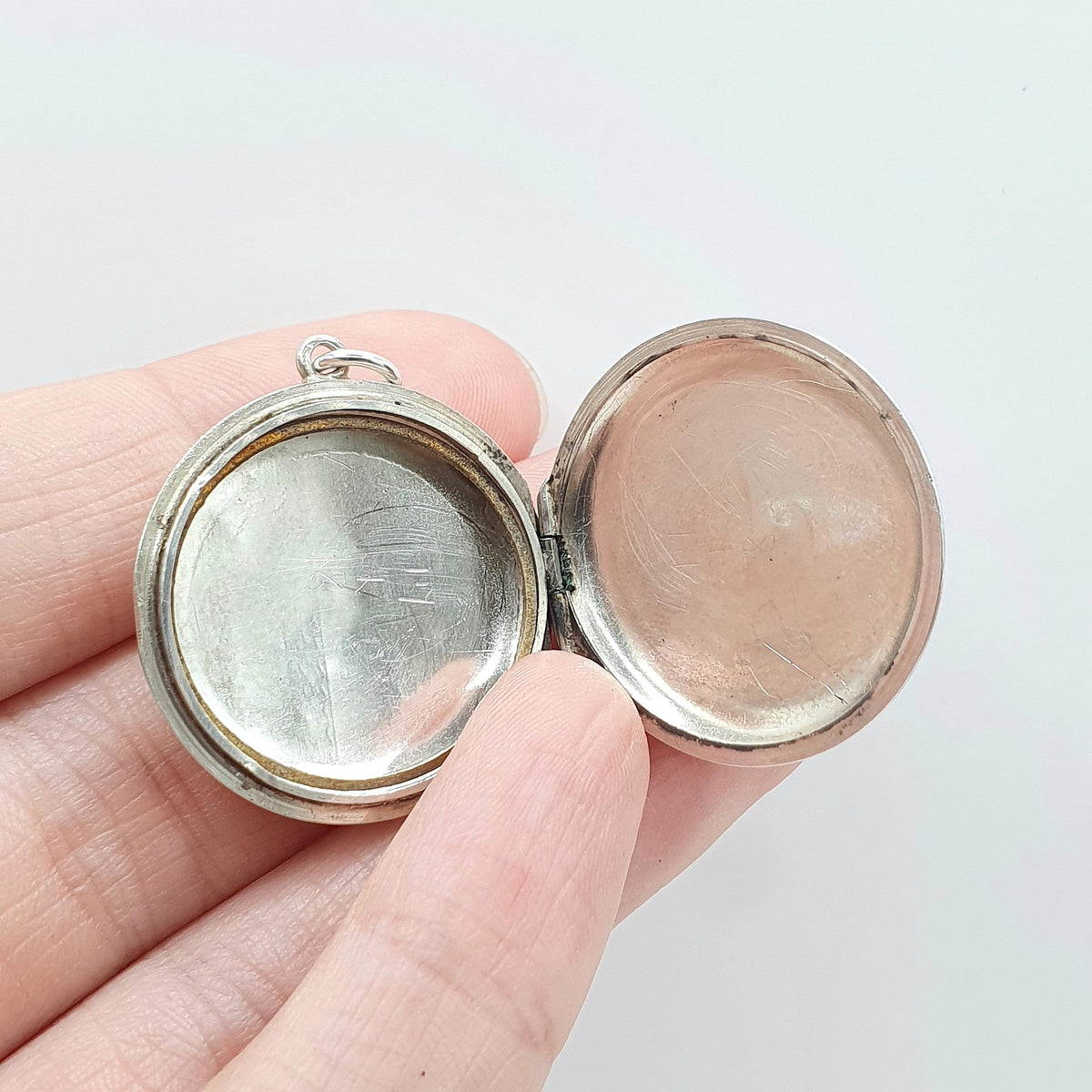 Antique Art Deco Solid Silver Locket Round Circle Vertical Zig Zag Pattern Necklace Pendant Vintage Jewellery Womens Jewelry