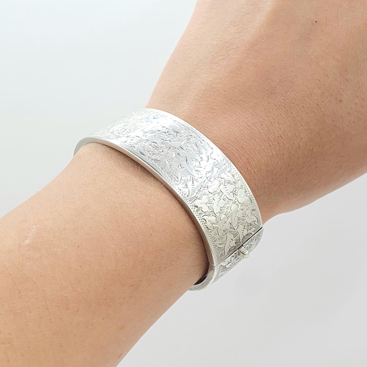 Antique Victorian Solid Silver Snap Bangle Bracelet Leaf Hand Engraved Wide Thick Vintage Womens Jewelry Jewellery