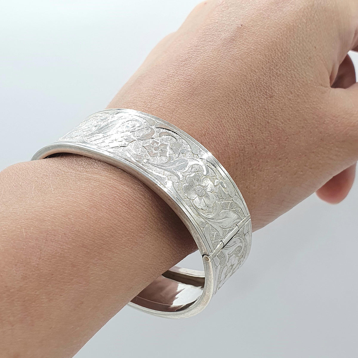 Antique Solid Silver Flower Engraved Snap Bangle Bracelet Art Nouveau Design 31.95g Vintage 1920s 800 6.5cm 2.5” Womens Jewelry Jewellery