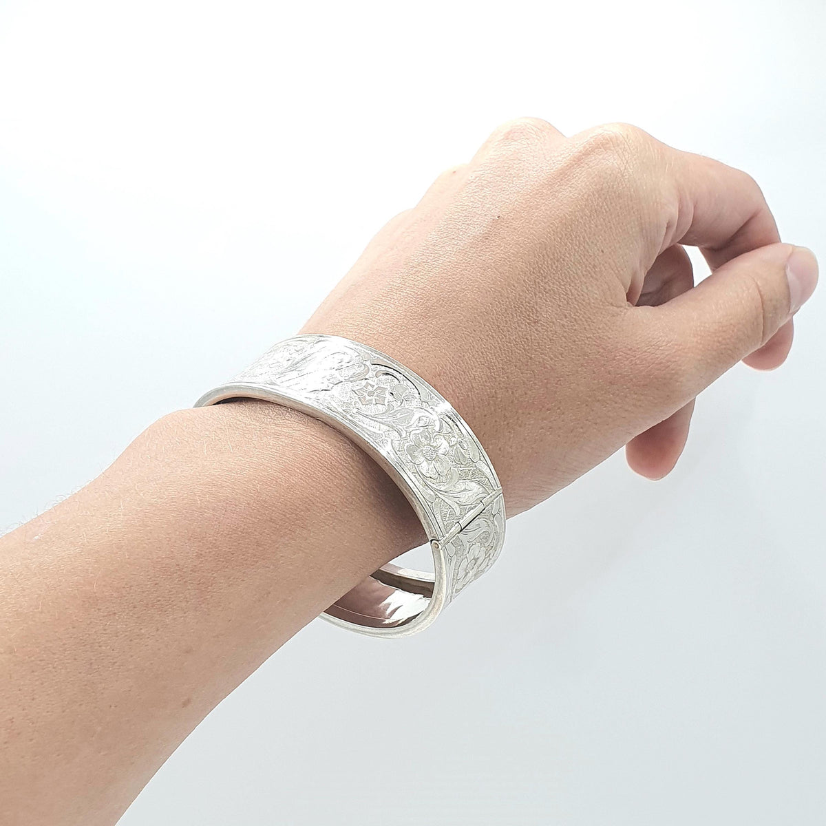Antique Solid Silver Flower Engraved Snap Bangle Bracelet Art Nouveau Design 31.95g Vintage 1920s 800 6.5cm 2.5” Womens Jewelry Jewellery
