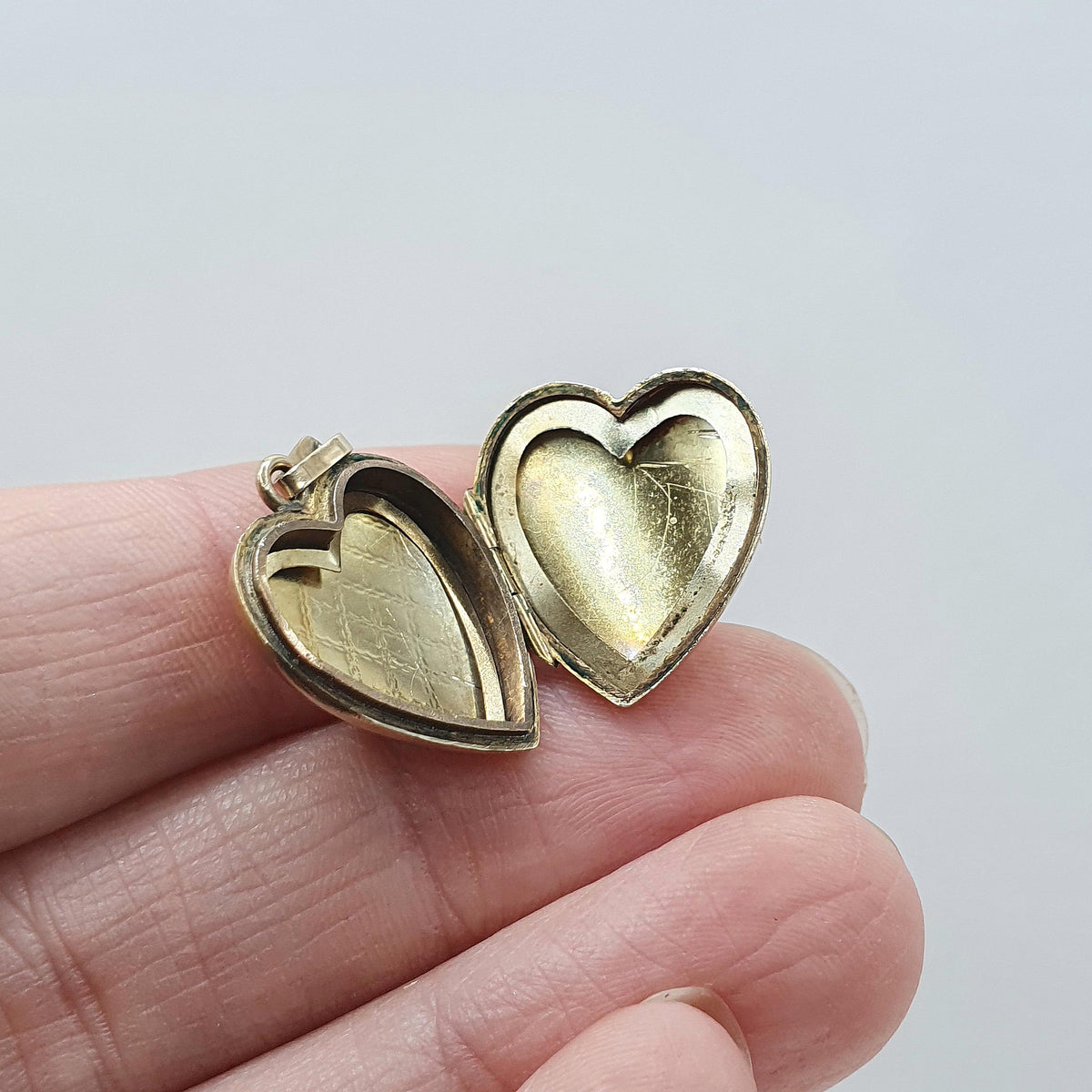 Antique 9ct Gold Heart Locket 9k 9kt Back and Front Chequered Grid Pattern Necklace Keepsake Love Jewelry Womens Jewellery