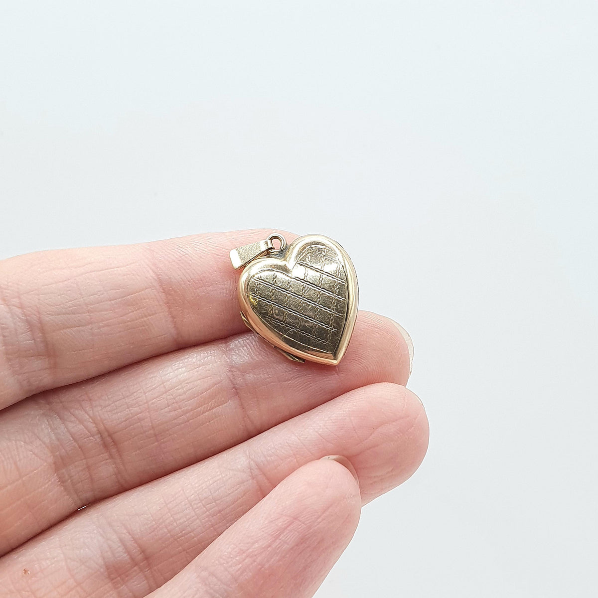 Antique 9ct Gold Heart Locket 9k 9kt Back and Front Chequered Grid Pattern Necklace Keepsake Love Jewelry Womens Jewellery