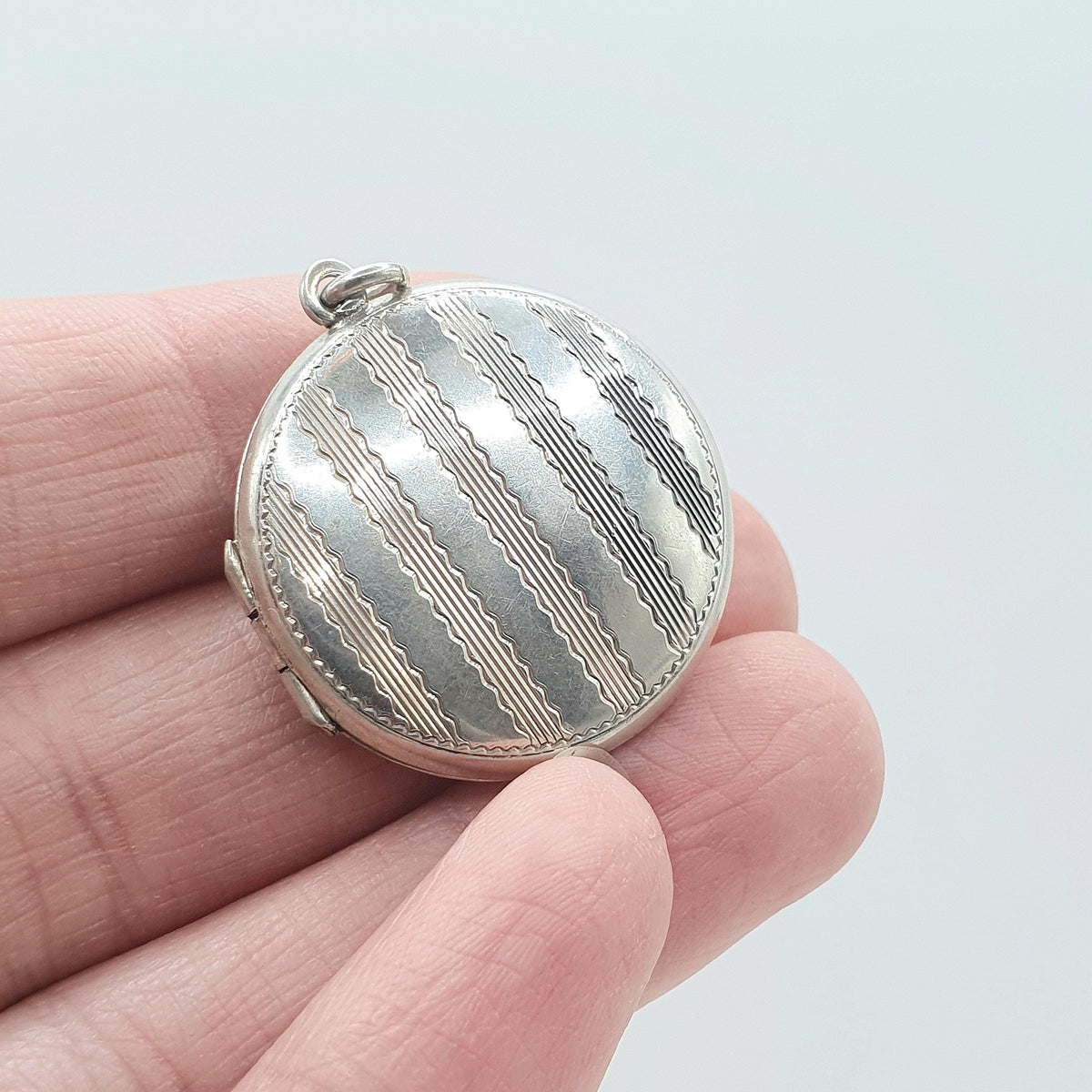 Antique Art Deco Solid Silver Locket Round Circle Vertical Zig Zag Pattern 1920s Necklace Pendant Vintage Jewellery Jewelry