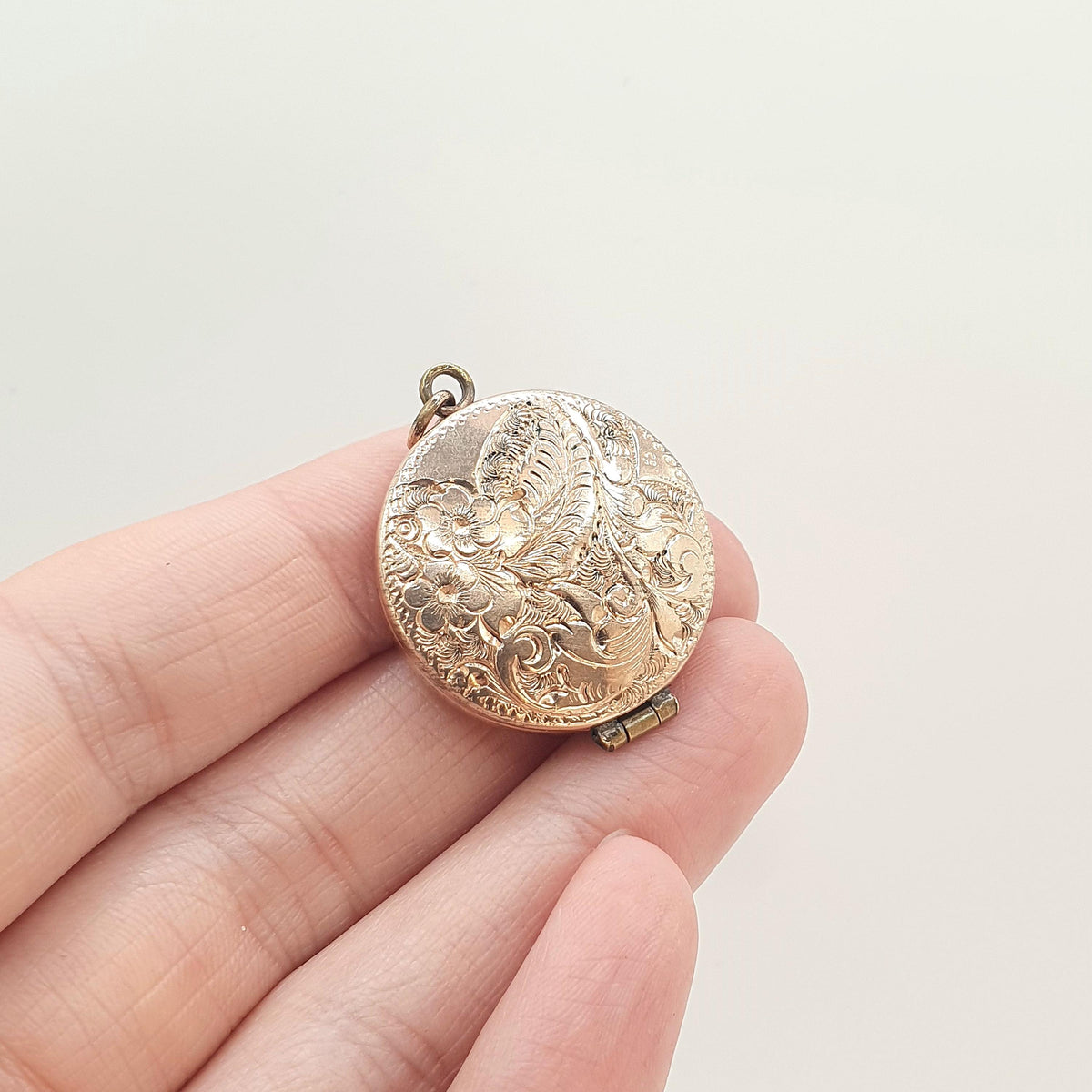 Antique Victorian Rose Rolled Gold Locket Round Circle Gold Filled Floral Pattern Vintage Photo Necklace Womens Jewellery Jewelry