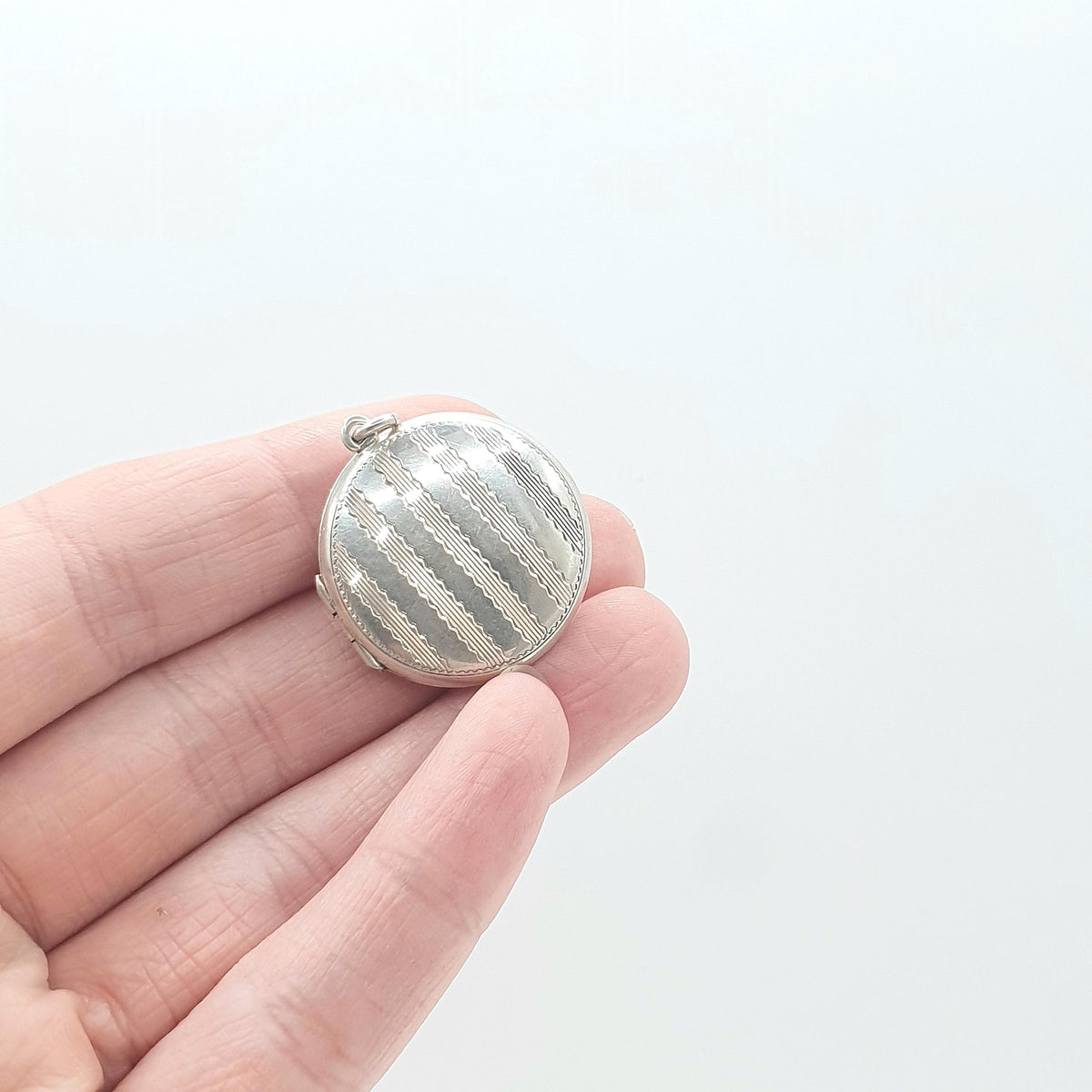 Antique Art Deco Solid Silver Locket Round Circle Vertical Zig Zag Pattern 1920s Necklace Pendant Vintage Jewellery Jewelry