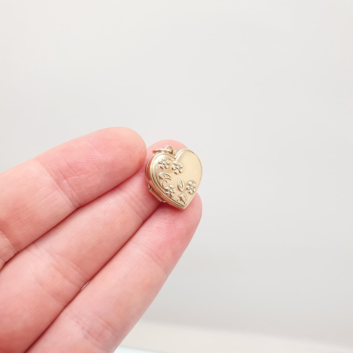 Vintage Solid 9k 375 Gold Heart Locket All 9ct 9 Carat Necklace Cute Engraved Photo Picture Pendant Retro Womens Jewelry Jewellery