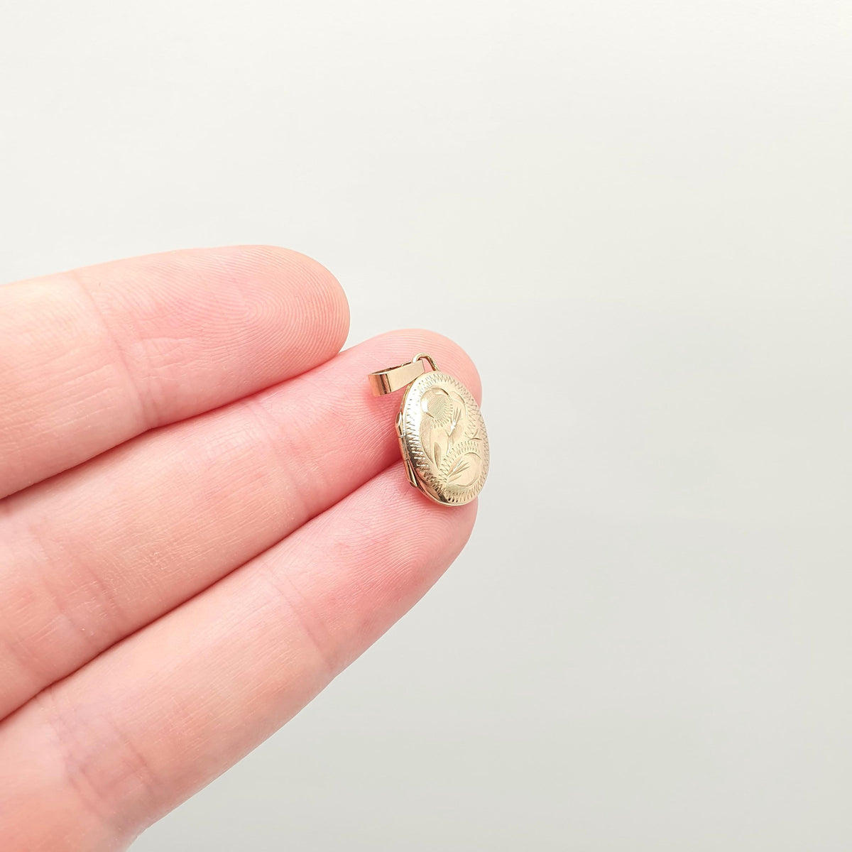 Vintage Solid 9k 9kt Gold Locket Oval All 9ct 9 Carat Small Necklace Engraved Photo Picture Pendant Retro Jewelry Jewellery