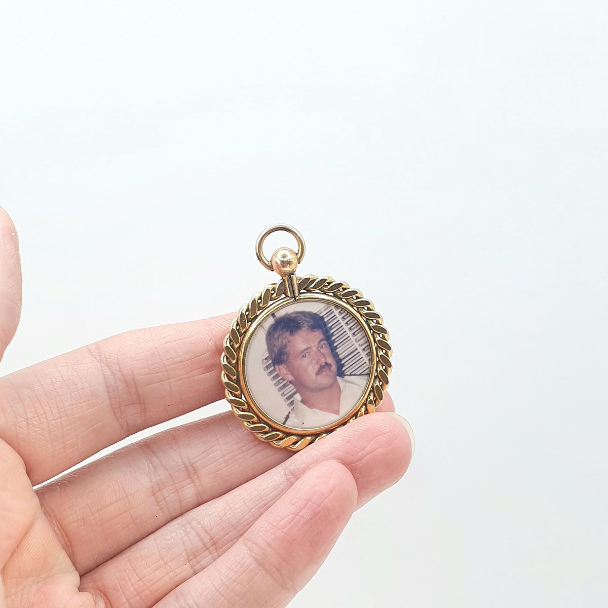Antique Rolled Gold Locket Pendant Curb Link Border Double Sided Gold Filled Necklace Vintage Picture Womens Jewelry Jewellery