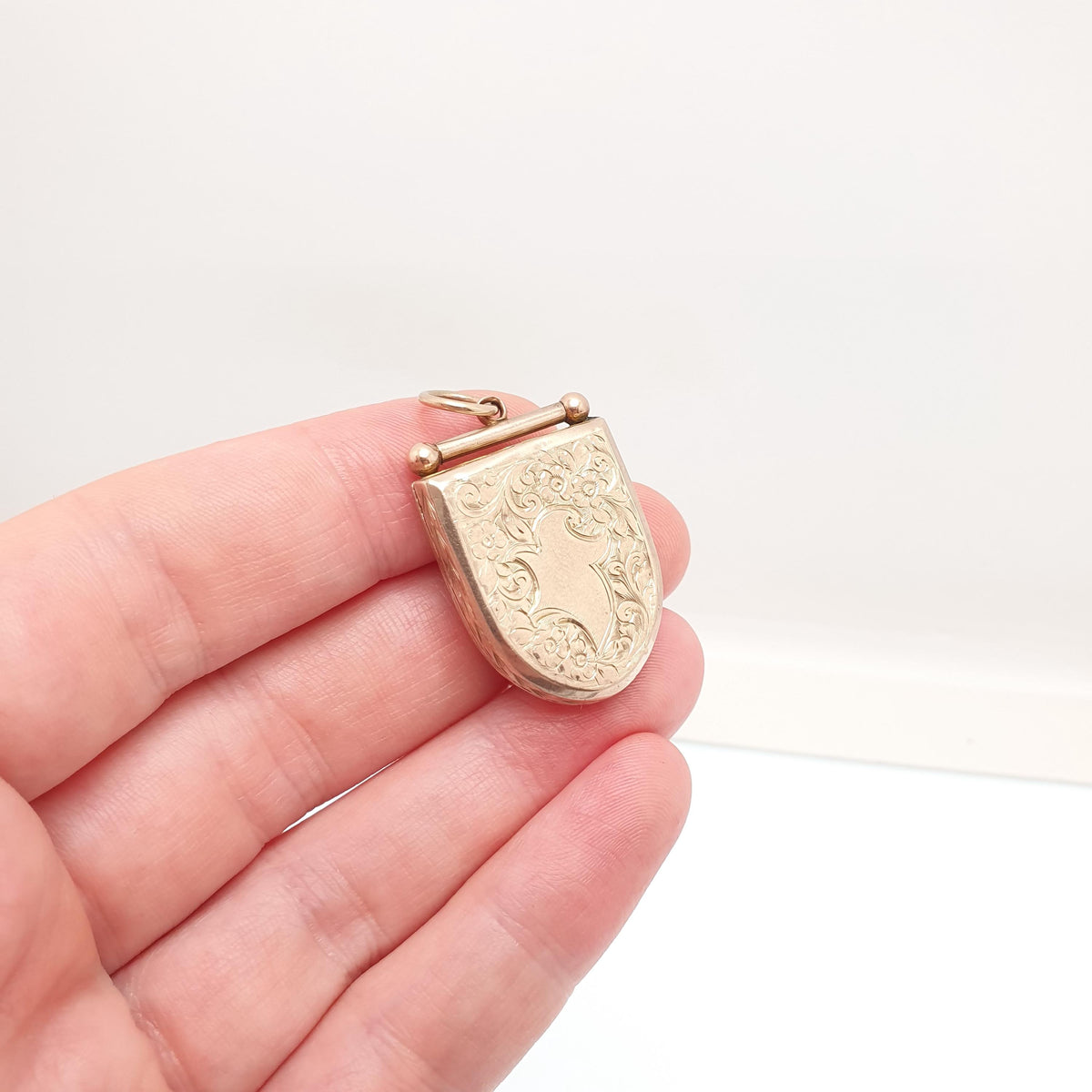 Antique Victorian 9ct Gold Shield Locket 9kt 9k Back and Front Pendant Large Big Hand Engraved Picture Photo Vintage Jewellery Jewelry